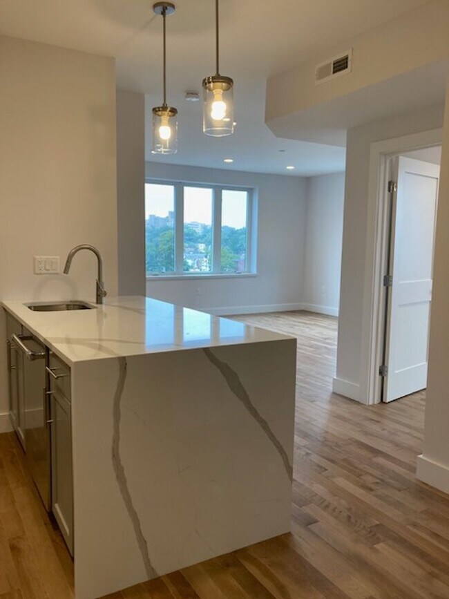 Building Photo - 2BR 2Bth unit. Great location! Easy access to Mass Pike. Laundry IN UNIT!
