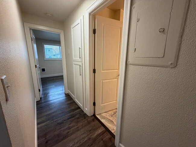 Building Photo - 211