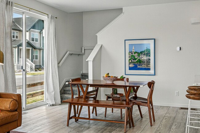 Building Photo - Spacious 3BR/3BA Townhome-Available NOW!