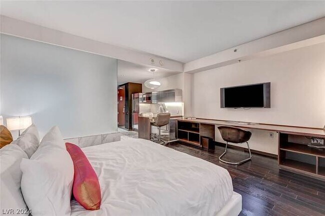 Building Photo - Palms Studio w/ Strip View & BALCONY ACCES...