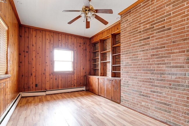 Building Photo - 3 Bedroom & 1.5 Bathroom with Huge Fenced ...