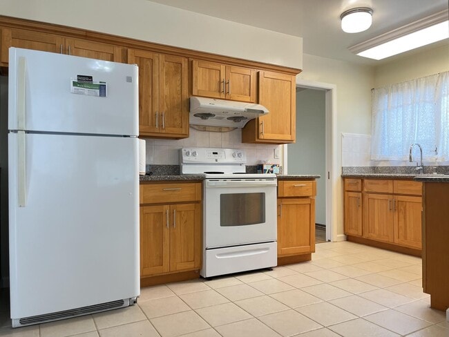 Building Photo - 886 Robin Ln