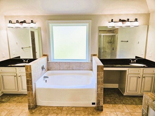 Building Photo - 5 Bedroom / 4 Bath Single Family Home