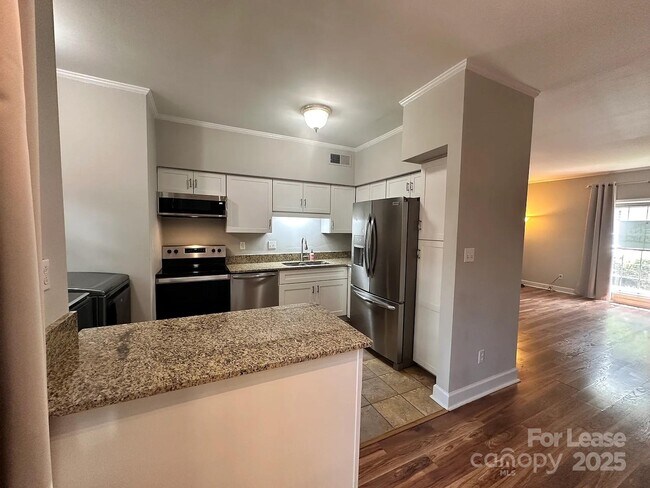 Building Photo - 5925 Quail Hollow Rd