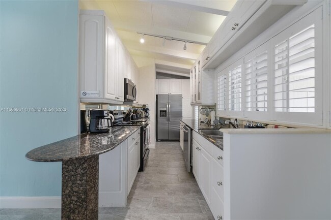Building Photo - 2465 Bimini Ln
