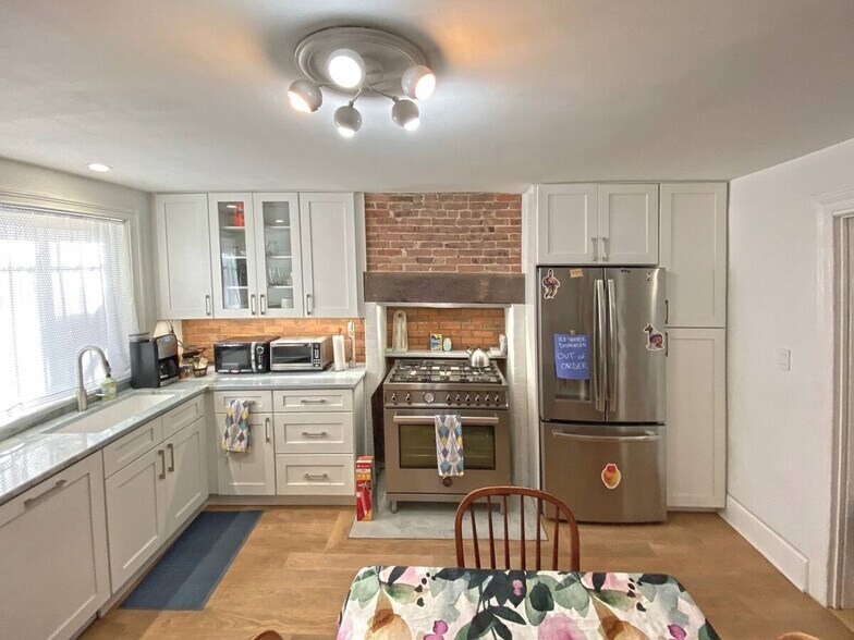 Building Photo - 518A Halsey St