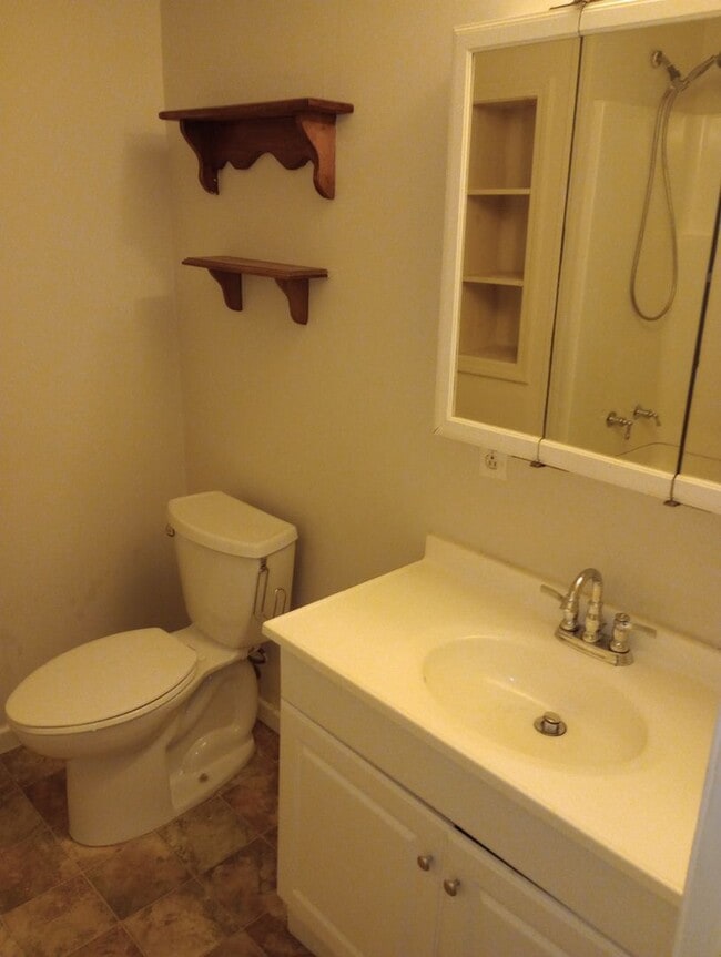 Building Photo - 3 Bedroom  2 Bath Home - Convenient Location