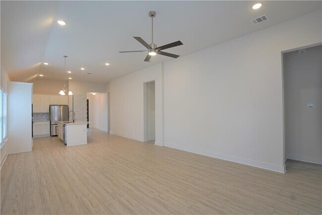 Building Photo - 621 Pinnacle View Dr