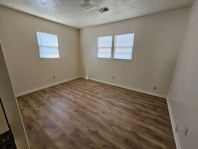 Building Photo - Spacious 3-Bedroom Home