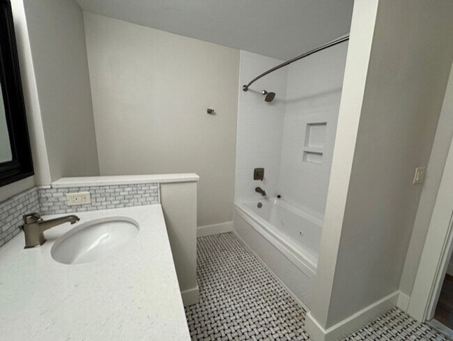 Building Photo - Downtown Bend Bungalow