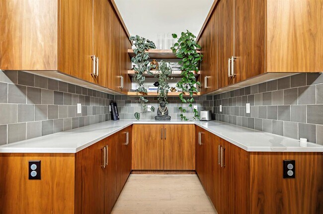 Building Photo - 2116 Kenwood Ave