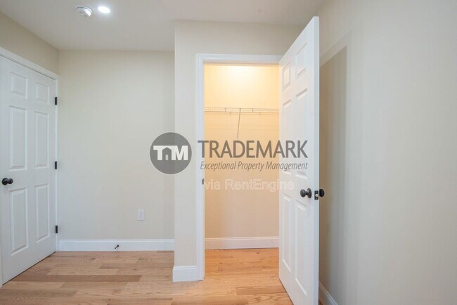 Building Photo - 323 N Mulberry St