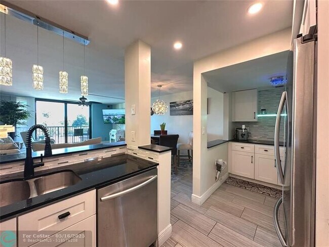 Building Photo - 1350 River Reach Dr