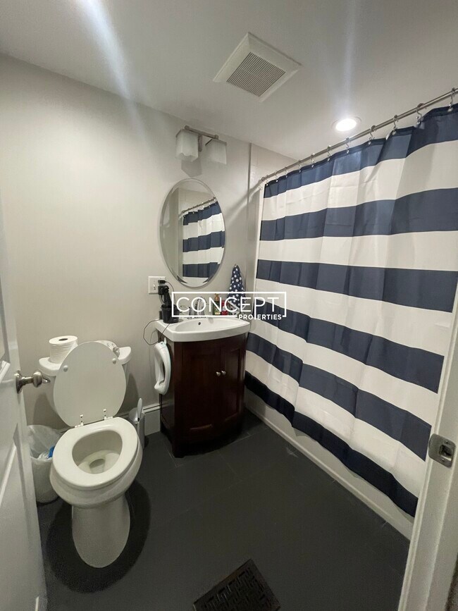 Building Photo - 2045 Beacon St