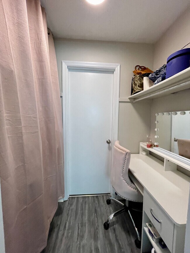 Building Photo - 2 Bedroom Condo Off Alumni!