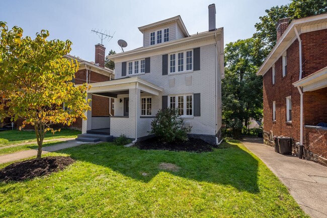 Building Photo - Stunning 5 bedroom home in Sheraden available Feb 1!