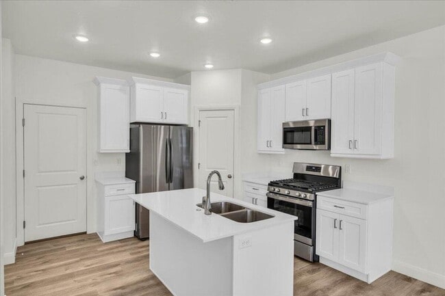 Building Photo - Modern 3 Bedroom Townhome in Desert Color!