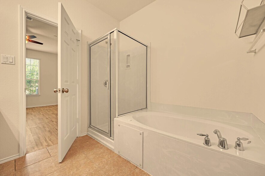 Master bath with separate shower and jetted tub - 9201 Brodie Ln