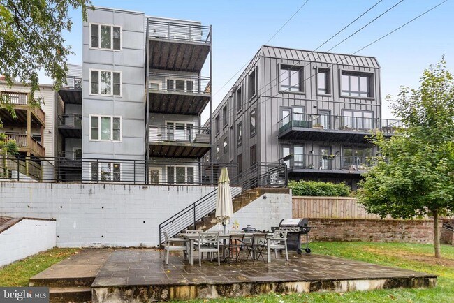 Building Photo - 3937 Davis Pl NW