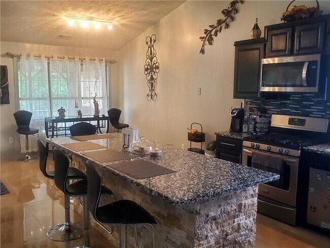 Building Photo - House - 4.5 beds 2 baths.