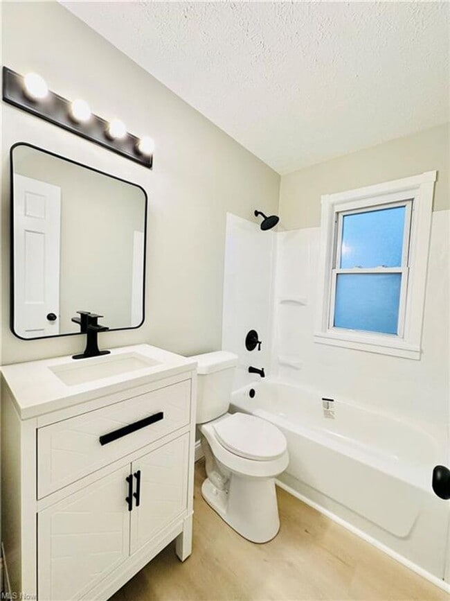 Building Photo - Three bedroom one bathroom home for rent