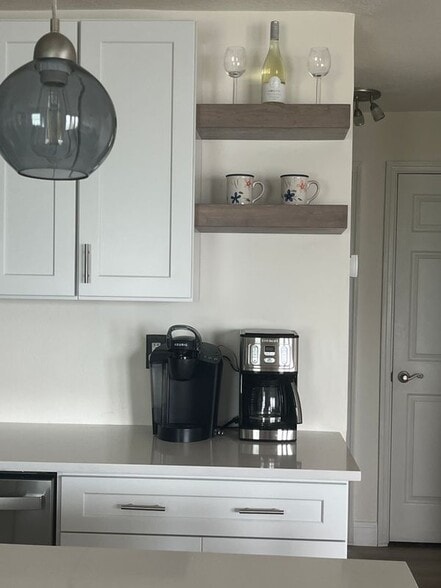 Building Photo - 5132 Beach Dr