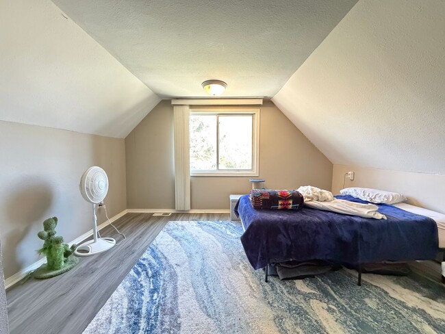 Building Photo - 2 Bedroom Home - Open August 1st!