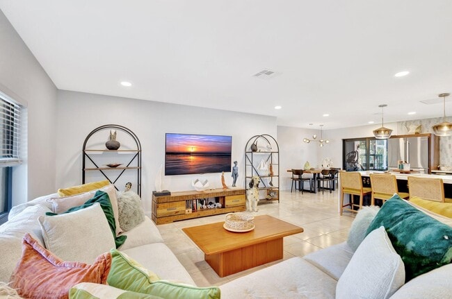 Building Photo - 932 Evergreen Dr