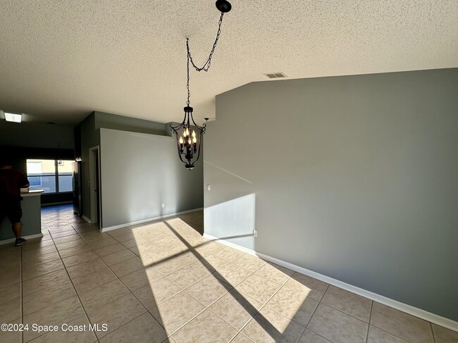 Building Photo - 2461 Stratford Pointe Dr