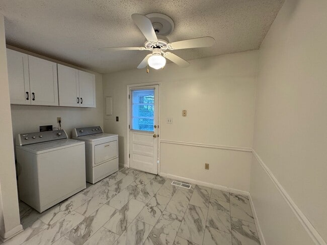 Building Photo - Black Mountain - Newly Renovated 3 Bedroom