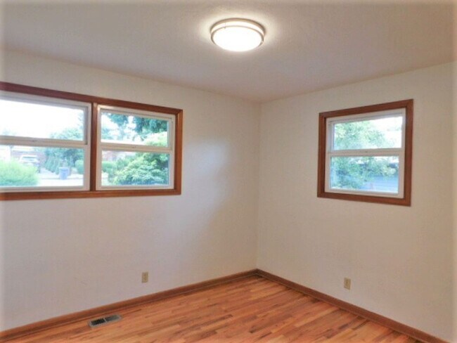 Building Photo - 3Bd/1.5Ba Single Story House - Available S...