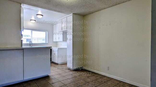 Building Photo - 1850 W Greenleaf Ave