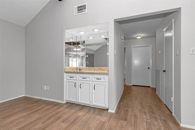 Building Photo - 2710 Green Fields Dr