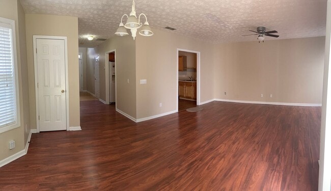 Building Photo - Lovely 3 Bed/2.5 Bath Townhome for lease i...