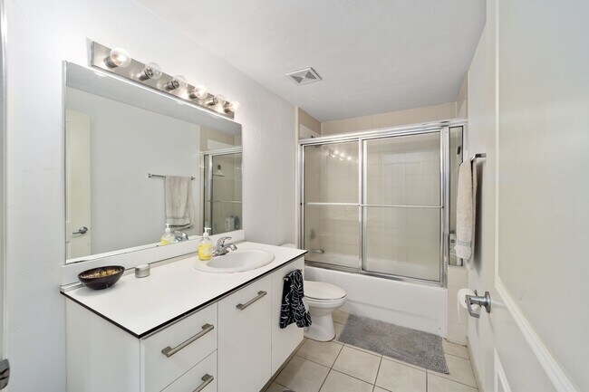 Building Photo - Stylish 2/1 condo in downtown Gainesville w/ parking and laundry