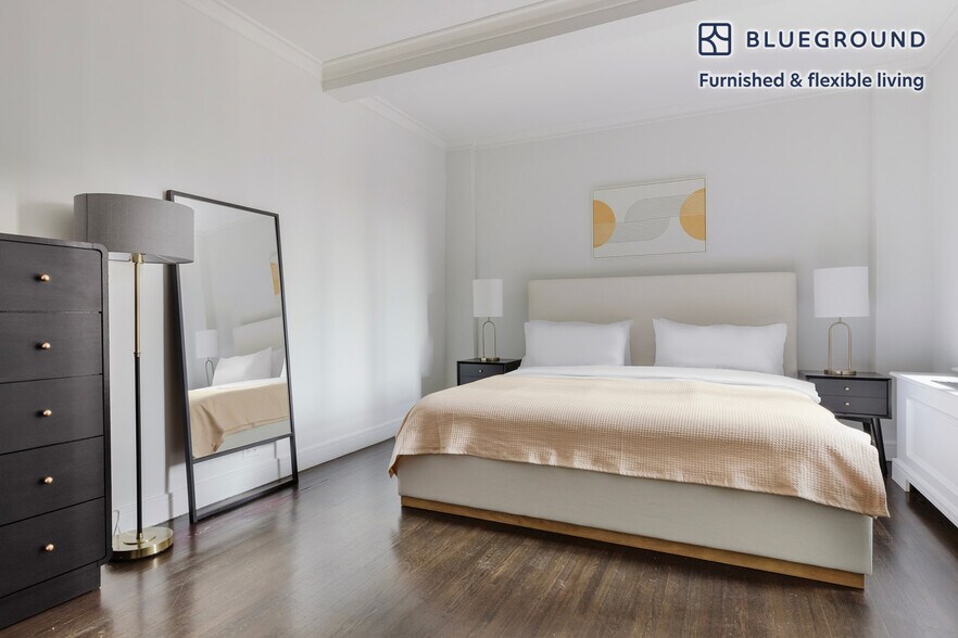 Building Photo - 210 W 70th St