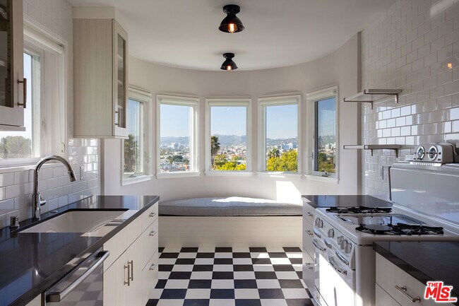 Building Photo - 908 Hyperion Ave