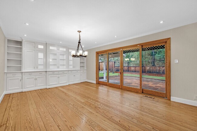 Building Photo - Stunning San Carlos 5 bedroom 4 bathroom H...