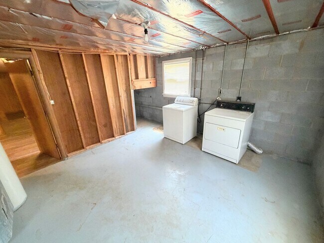 Building Photo - 919 Sandusky Dr