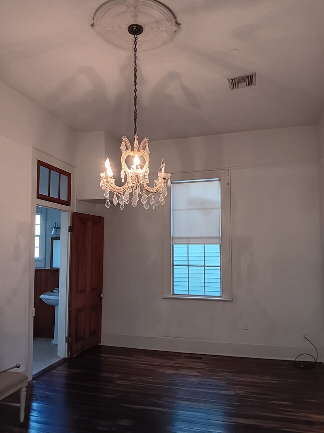 Building Photo - 220 Amelia St