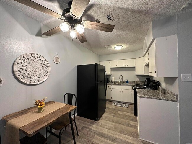 Building Photo - 3800 Pine St