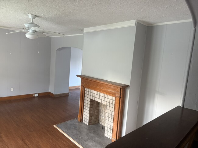 Building Photo - 806 E Deshler Ave