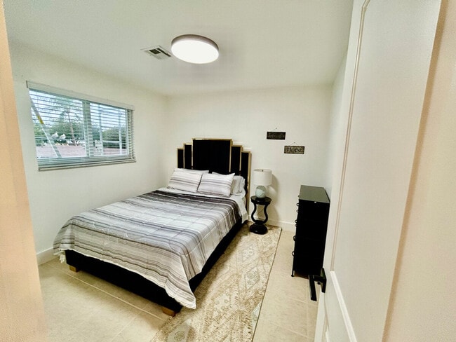 Building Photo - 560 SE 23rd Ave