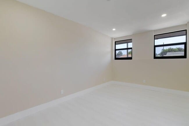 Building Photo - 5409 NE 4th Ave