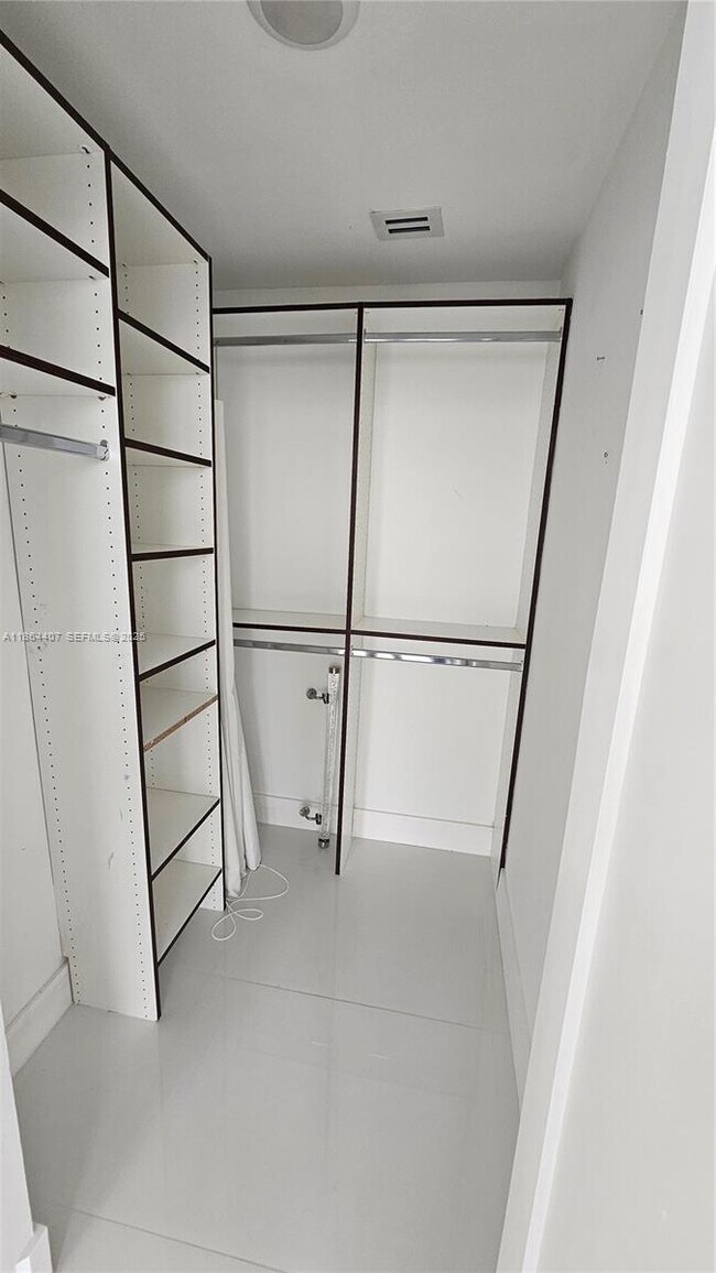 Building Photo - 1861 NW N River Dr