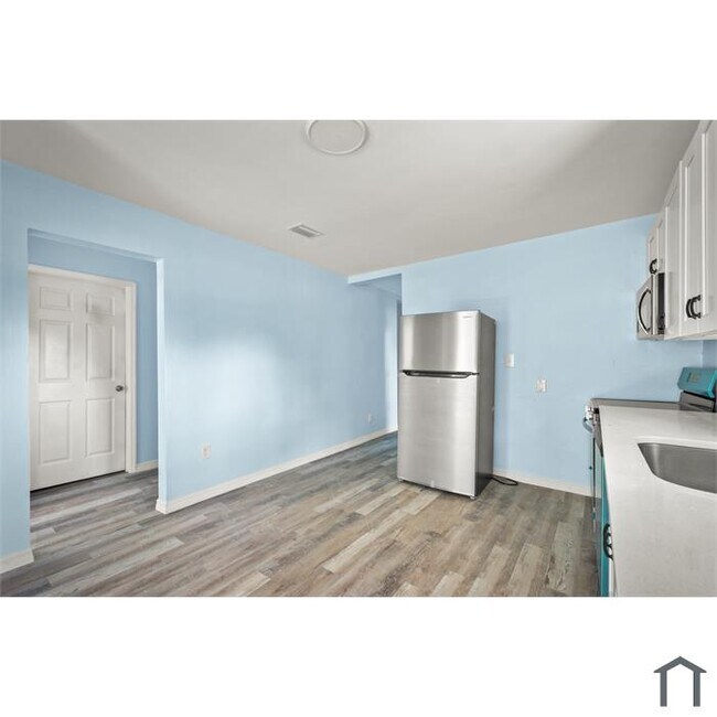 Building Photo - 260 Vernis Ave