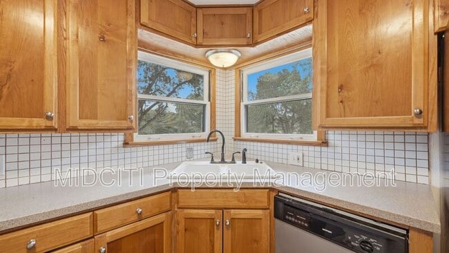 Building Photo - 1079 Canyon Dr