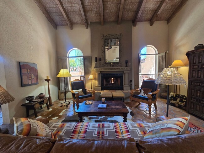 Building Photo - Furnished, 6-12 month rental