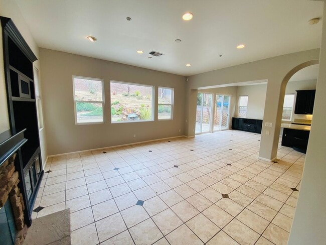 Building Photo - Spacious Encinitas home with open layout, upgraded kitchen, and private backyard