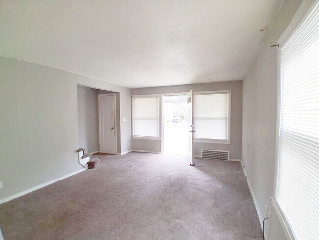 Building Photo - 2 BED 1 BATH BEAUTIFUL SINGLE FAMILY HOME